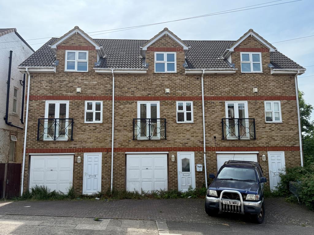 Lot: 157 - TERRACE OF VACANT TOWN HOUSES - Row of three vacant terrace houses